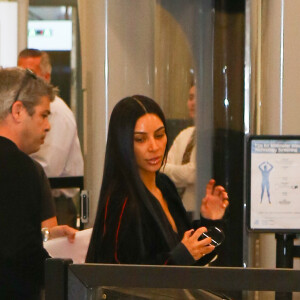 Kim Kardashian et Scott Disick arrivent à l'aéroport de Los Angeles le 11 janvier 2017.