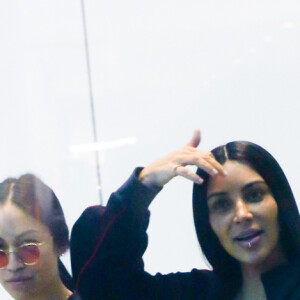 Kim Kardashian et Scott Disick arrivent à l'aéroport de Los Angeles le 11 janvier 2017.