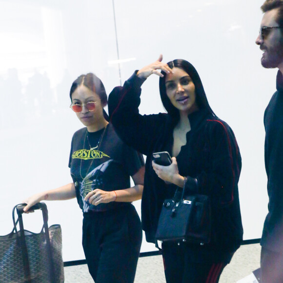 Kim Kardashian et Scott Disick arrivent à l'aéroport de Los Angeles le 11 janvier 2017.