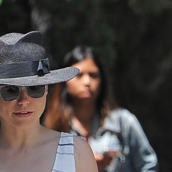 Sophia Bush est allée acheter des cafés à emporter avec une amie à West Hollywood, le 1er juillet 2016  Actress Sophia Bushh is seen stopping for some iced coffees in West Hollywood, California with a friend on July 1, 2016. The former 'One Tree Hill' star was keeping her look casual in a white dress and black fedora01/07/2016 - West Hollywood