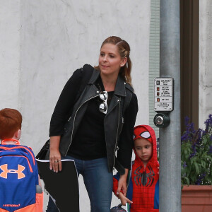 Exclusif - Sarah Michelle Gellar se balade avec son fils Rocky James Prinze et des amis dans les rues de Los Angeles. Le petit Rocky porte un sweat-shirt Spiderman. Le 13 septembre 2016