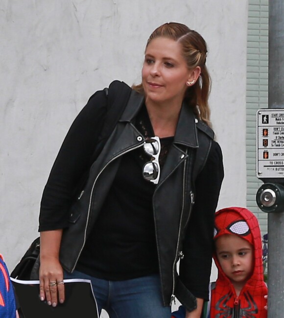 Exclusif - Sarah Michelle Gellar se balade avec son fils Rocky James Prinze et des amis dans les rues de Los Angeles. Le petit Rocky porte un sweat-shirt Spiderman. Le 13 septembre 2016