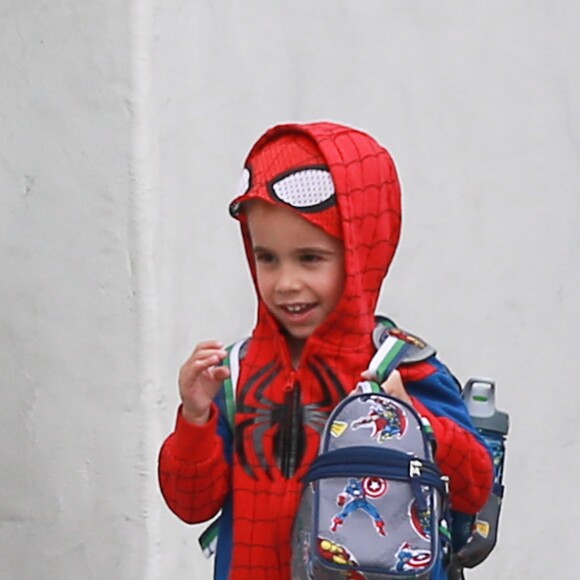 Exclusif - Sarah Michelle Gellar se balade avec son fils Rocky James Prinze et des amis dans les rues de Los Angeles. Le petit Rocky porte un sweat-shirt Spiderman. Le 13 septembre 2016