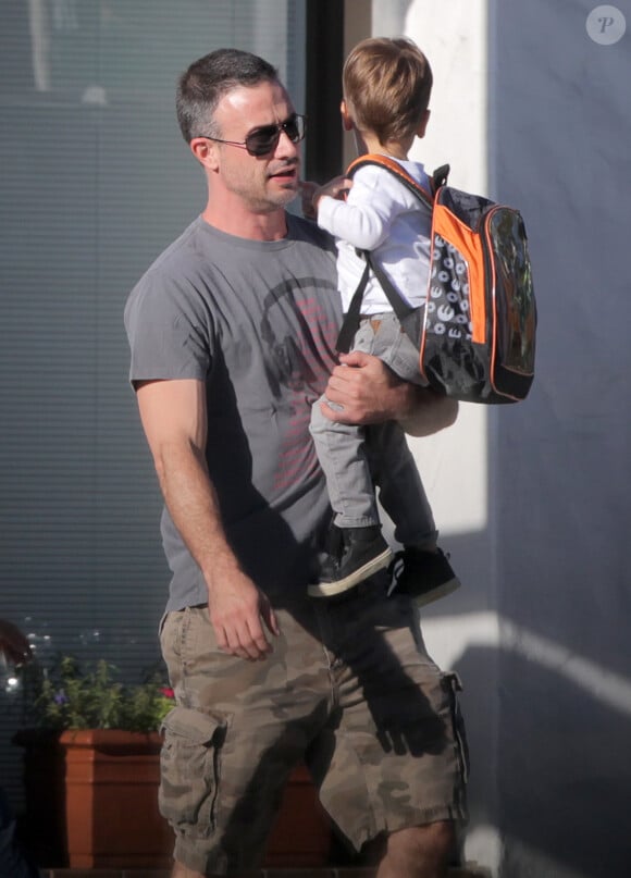 Exclusif - Freddie Prinze Jr. et son fils Rocky se promènent à Santa Monica, le 26 octobre 2015. Sa femme Sarah Michelle Gellar était la manquante de la petite famille.