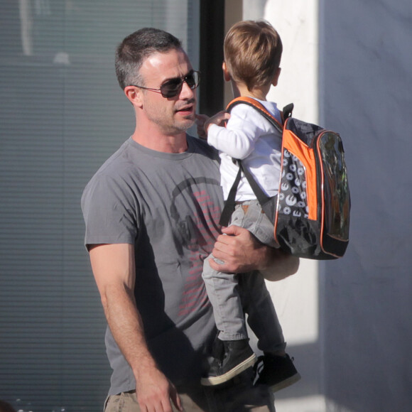 Exclusif - Freddie Prinze Jr. et son fils Rocky se promènent à Santa Monica, le 26 octobre 2015. Sa femme Sarah Michelle Gellar était la manquante de la petite famille.