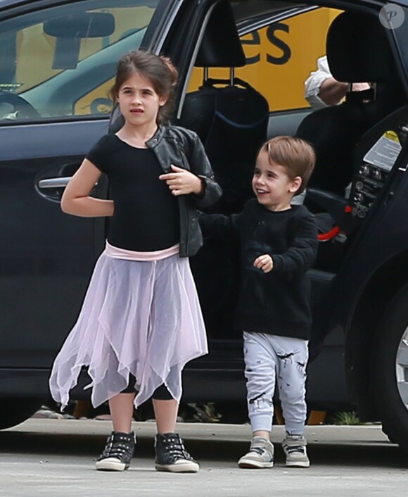 Sarah Michelle Gellar est allée chercher ses enfants Charlotte Prinze et Rocky Prinze à leur cours de danse à Los Angeles. Accompagnée de sa mère, elle emmène ses enfants visiter une caserne de pompiers. Le 14 mai 2016