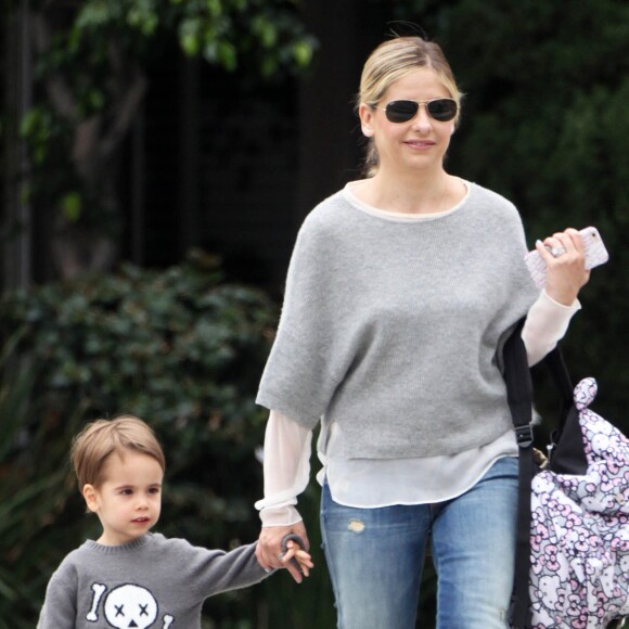 Exclusif - Sarah Michelle Gellar se promène avec son fils Rocky dans les rues de Santa Monica, le 6 mai 2015