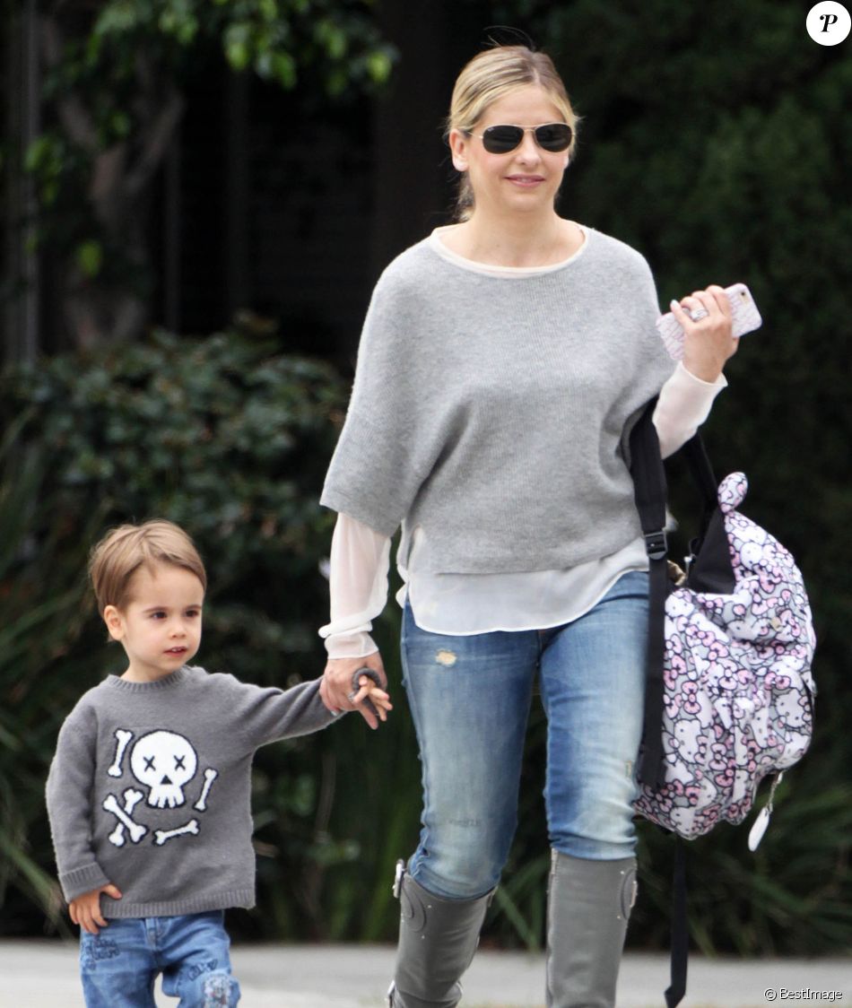 Exclusif Sarah Michelle Gellar Se Promène Avec Son Fils Rocky Dans