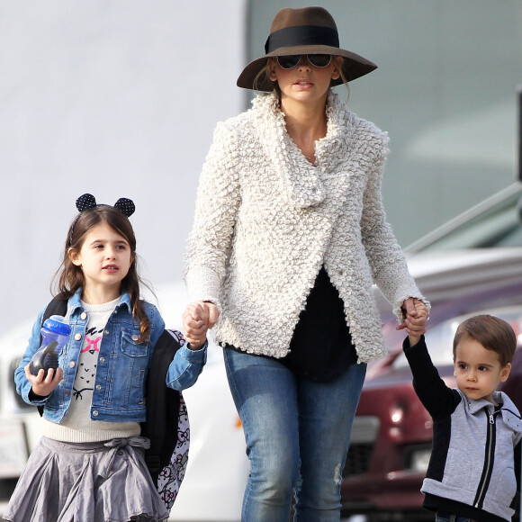 Sarah Michelle Gellar se promène avec ses enfants Charlotte et Rocky à Santa Monica, le 15 décembre 2014.