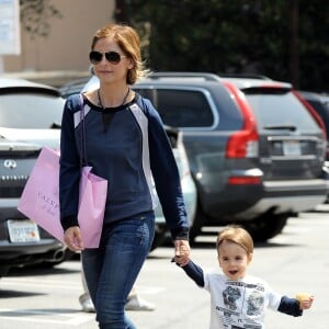 Sarah Michelle Gellar et son fils Rocky dans les rues de Los Angeles, le 8 mai 2014.