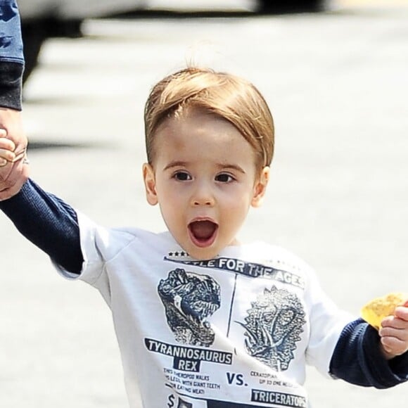 Sarah Michelle Gellar et son fils Rocky dans les rues de Los Angeles, le 8 mai 2014.