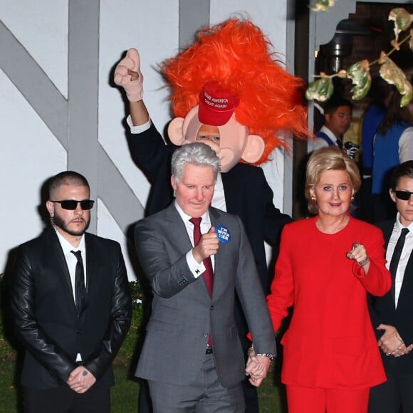 Katy Perry déguisée en Hillary Clinton avec un ami déguisé en Bill Clinton et Orlando Bloom (compagnon de Katy Perry) déguisé en Donald Trump ( masque, cheveux orange) à la fête d'halloween de Kate Hudson à Brentwood le 28 octobre 2016