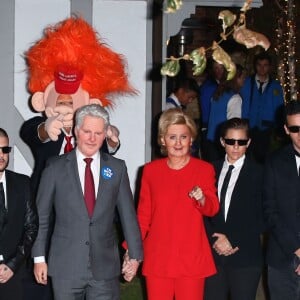 Katy Perry déguisée en Hillary Clinton avec un ami déguisé en Bill Clinton et Orlando Bloom (compagnon de Katy Perry) déguisé en Donald Trump ( masque, cheveux orange) à la fête d'halloween de Kate Hudson à Brentwood le 28 octobre 2016