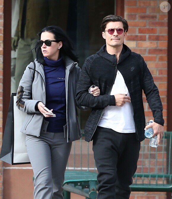 Exclusif - Le couple Katy Perry et Orlando Bloom se promènent en amoureux dans les rues de Aspen. Les amoureux sont venus assister au mariage de leur amie la styliste Jamie Schneider. Le 8 avril 2016