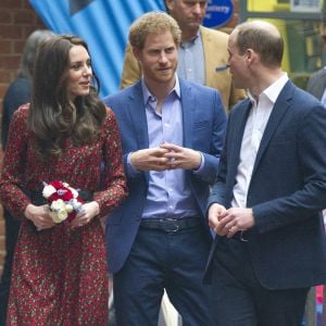 La duchesse Catherine de Cambridge, le prince William et le prince Harry à la fête de Noël de Heads Together à Londres le 19 décembre 2016