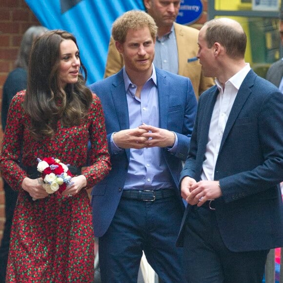 La duchesse Catherine de Cambridge, le prince William et le prince Harry à la fête de Noël de Heads Together à Londres le 19 décembre 2016