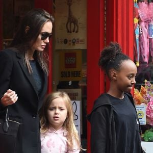 Brad Pitt, sa femme Angelina Jolie et leurs filles Vivienne et Zahara quittent un magasin de jouets à Londres le 12 mars 2016