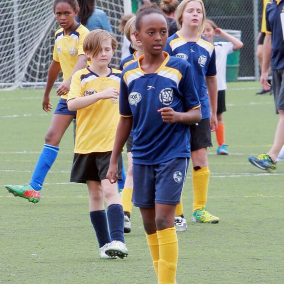 Exclusif - Shiloh et Zahara Pitt lors d'un match de football à Los Angeles, devant leur mère Angelina Jolie et leurs frères Pax et Know, ainsi que leurs grands-parents Bill et Jane Pitt. Le 16 mai 2015