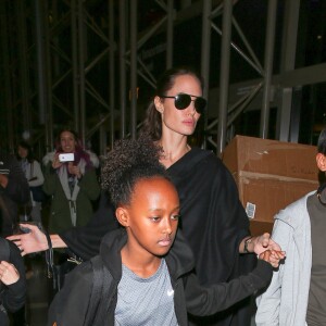 Angelina Jolie avec Shiloh Nouvel Jolie-Pitt, Zahara Marley Jolie-Pitt, Pax Thien Jolie-Pitt, au LAX en mars 2016