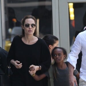 Angelina Jolie et Brad Pitt arrivent à l'aéroport de Los Angeles avec leurs enfants Zahara et Maddox en provenance de Londres, le 14 juin 2014.