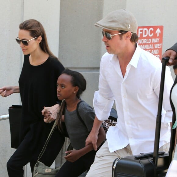 Angelina Jolie et Brad Pitt arrivent à l'aéroport de Los Angeles avec leurs enfants Zahara et Maddox en provenance de Londres, le 14 juin 2014.