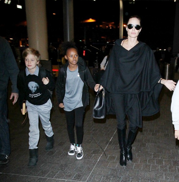 Angelina Jolie avec Shiloh Nouvel Jolie-Pitt, Zahara Marley Jolie-Pitt, Pax Thien Jolie-Pitt à Los Angeles, le 7 mars 2016.