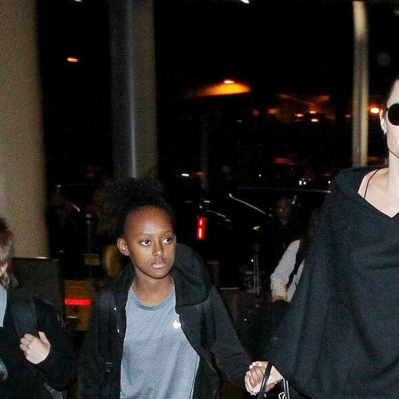 Angelina Jolie avec Shiloh Nouvel Jolie-Pitt, Zahara Marley Jolie-Pitt, Pax Thien Jolie-Pitt à Los Angeles, le 7 mars 2016.