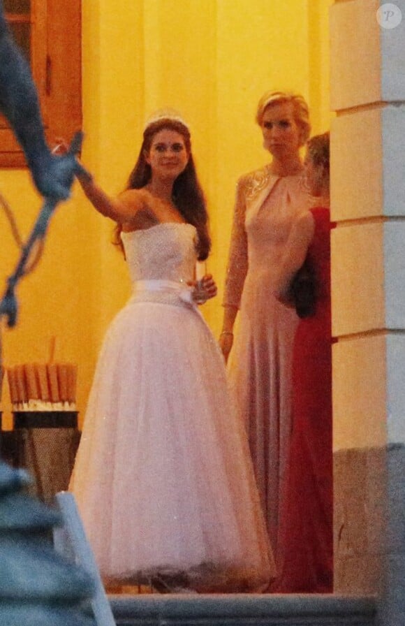 La princesse Madeleine de Suède avec son amie Ellen Dinkelspiel, épouse de Jan Dinkelspiel, lors de la réception de son mariage avec Christopher O'Neill le 8 juin 2013 à Stockholm.