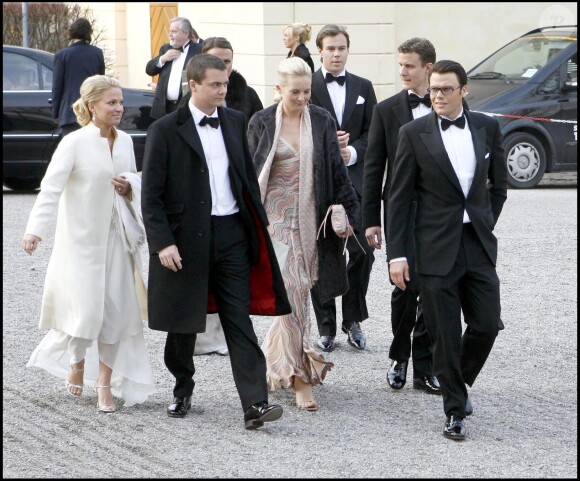 Le prince Daniel le 29 avril 2006, en compagnie de Caroline Svedin et son mari Peder Dinkelspoel et de Leonie Persson et son mari Carl-Johan Persson, arrivant pour la fête de l'anniversaire du roi Carl XVI Gustaf de Suède.