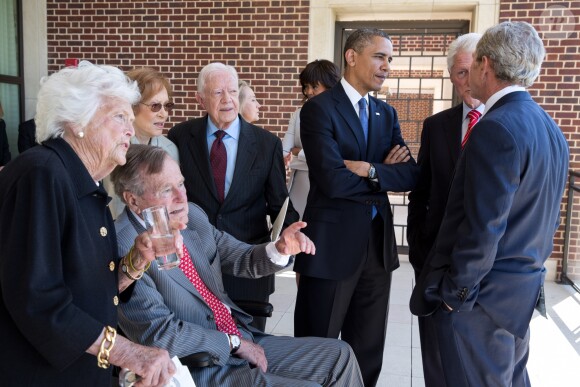 Photos du President Barack Obama dans le cadre de ses fonctions en 2013. Barbara Bush, George H.W. Bush, Rosalynn Carter, Jimmy Carter, Hillary Rodham Clinton, Bill Clinton, et George W. Bush.
