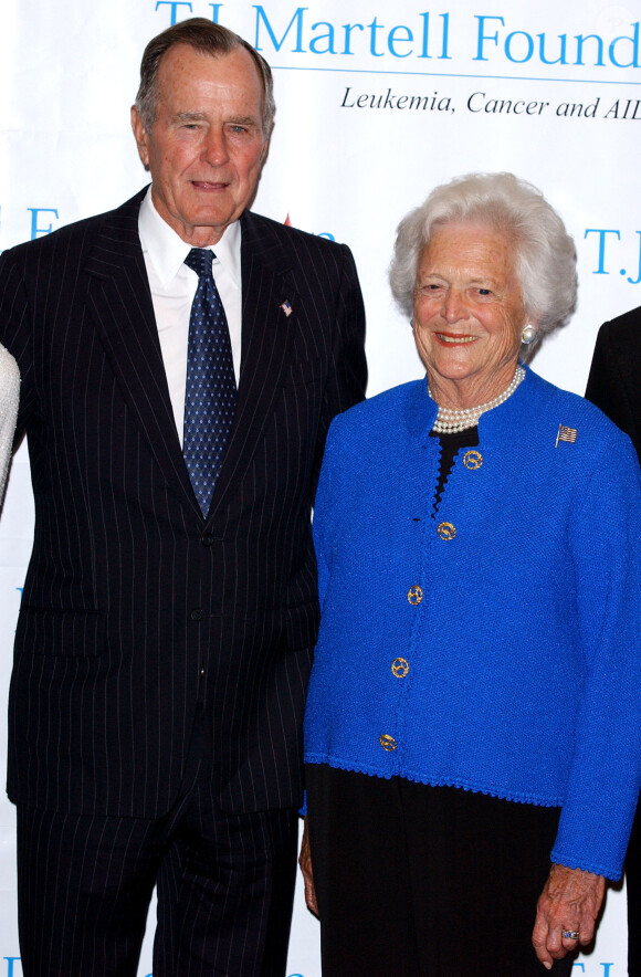 L'ancien président George H. W. Bush et sa femme Barbara posent avant d'être honorés à la soirée "29th annual T.J. Martell Foundation Awards Gala" organisée à New York le 27 mai 2004.