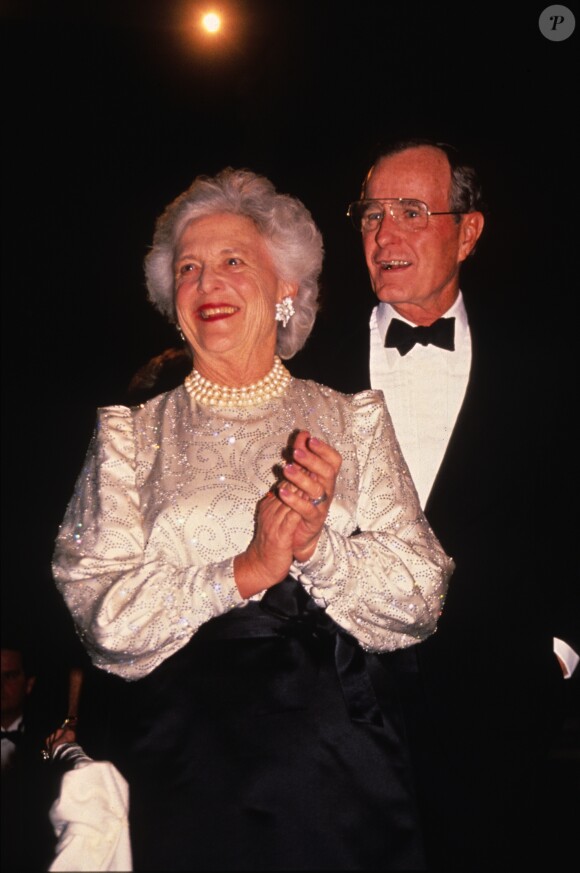 L'ancien président George H. W. Bush et sa femme Barbara assistent à un dîner organisé à la Corcoran Gallery of Art de Washington, le 18 janvier 1989.