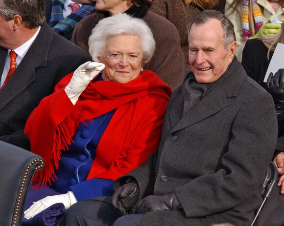L'ancien président George H. W. Bush et sa femme Barbara pendant les cérémonies d'inauguration dde l'aile ouest du Capitol, à Washington le 20 janvier 2005.