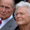 L'ancien président George H.W. Bush et sa femme Barbara Bush à la Maison Blanche, à Washington, le 13 octobre 2005.
