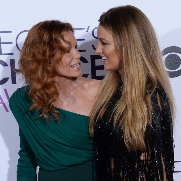 Blake Lively et sa soeur Robyn à la soirée des People's Choice awards à Los Angeles, le 18 janvier 2017.