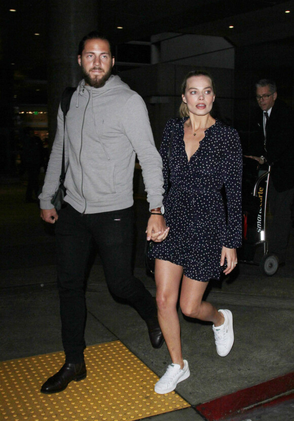 Margot Robbie et son mari Tom Ackerley arrivent à l'aéroport de LAX à Los Angeles, le 2 janvier 2017. Le couple s'est marié en secret en décembre dernier en Australie, le pays d'origine de Margot Robbie