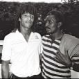  Yannick Noah avec son papa Zacharie après sa victoire à Roland Garros, en 1983 à Paris 
  