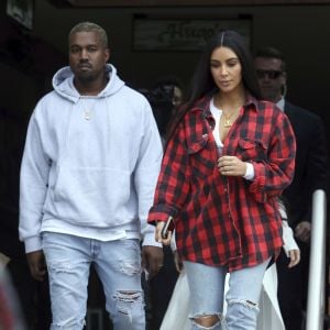 Kim Kardashian et Kanye West retrouvent Kourtney Kardashian pour déjeuner à Calabasas, le 18 janvier 2017