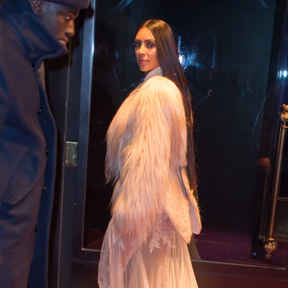 Kim Kardashian porte une robe longue transparente à son arrivée au Metropolitan Museum of Art à New York le 16 janvier 2017.