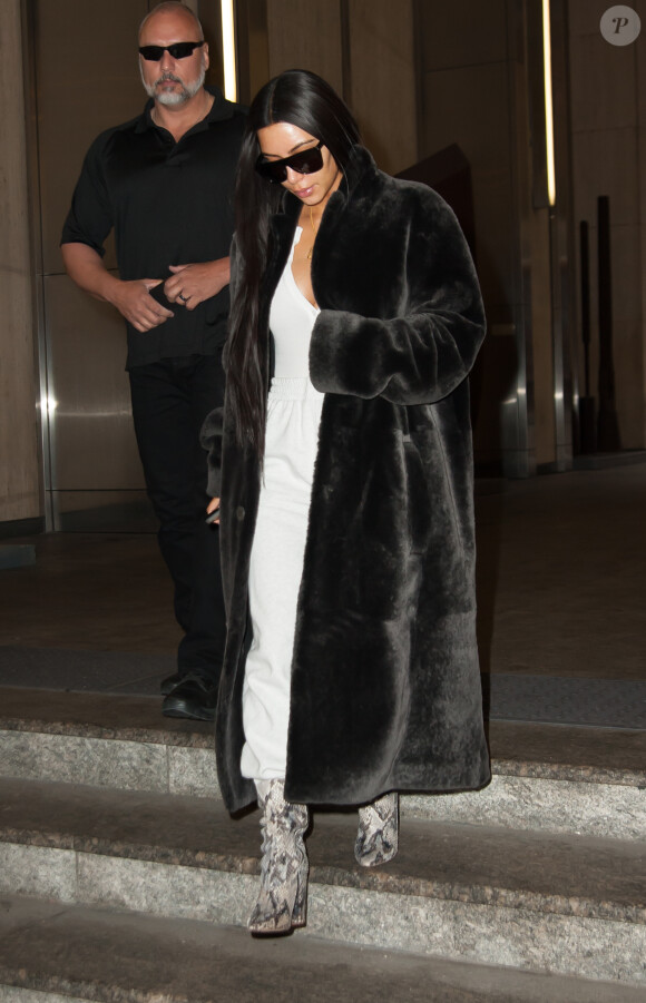 Kim Kardashian marche dans la rue à New York, le 17 janvier 2017.