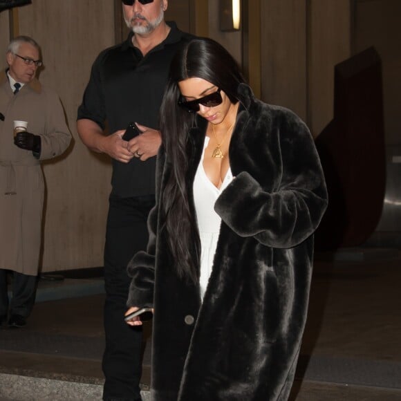 Kim Kardashian marche dans la rue à New York, le 17 janvier 2017.