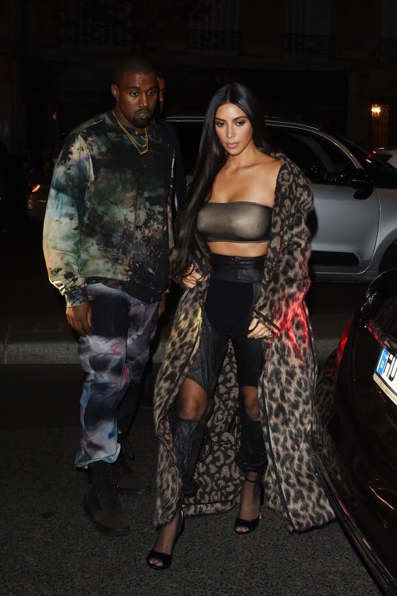 Kim Kardashian et Kanye West à la sortie du défilé "Off White" lors de la Fashion Week de Paris, le 29 septembre 2016.