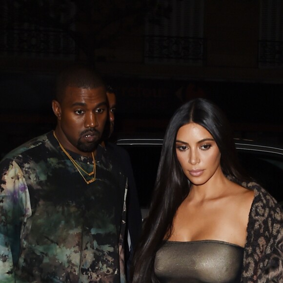Kim Kardashian et Kanye West à la sortie du défilé "Off White" lors de la Fashion Week de Paris, le 29 septembre 2016.