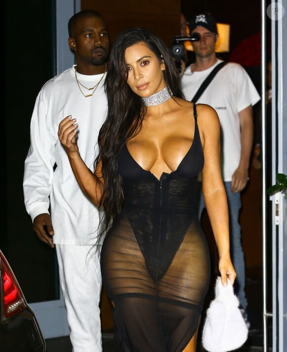 Kim Kardashian (dans une tenue très sexy) et Kanye West sortent de leur hôtel à Miami Le 17 septembre 2016