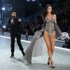 Bella Hadid défile sous les yeux de son ex-compagnon The Weeknd (Abel Tesfaye) au Défilé Victoria's Secret Paris 2016 au Grand Palais à Paris, le 30 novembre 2016. © Cyril Moreau/Bestimage