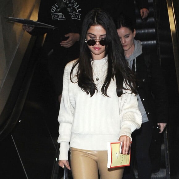 Selena Gomez arrive à l'aéroport de LAX à Los Angeles, le 28 novembre 2016