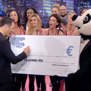 Mareva Galanter embrasse son chéri Arthur dans "Vendredi tout est permis en direct", sur TF1. Le 20 janvier 2017.