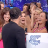 Mareva Galanter embrasse son chéri Arthur dans "Vendredi tout est permis en direct", sur TF1. Le 20 janvier 2017.