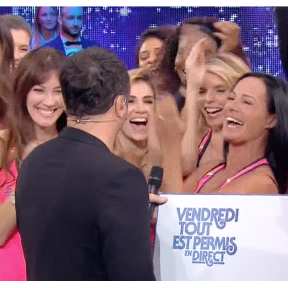 Mareva Galanter embrasse son chéri Arthur dans "Vendredi tout est permis en direct", sur TF1. Le 20 janvier 2017.