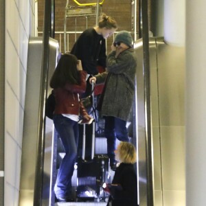 Vanessa Paradis et sa fille Lily-Rose Depp, avec Monica Bellucci, arrivées de Los Angeles, le 11 janvier, à l'aéroport de Roissy.